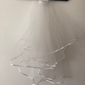 White tulle veil with white trim - Shoulder length